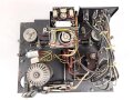 Tonschreiber B1 ( L ) Laufwerk , Ton.S. b1 ( L ) datiert 1944. Frontplatte Originallack, Gehäuse ( nicht zugehörig aber passend ) überlackiert. In Teilen verbasteltes Stück mit sehr guter Restaurationsbasis.