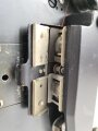 Tonschreiber B1 ( L ) Laufwerk , Ton.S. b1 ( L ) datiert 1944. Frontplatte Originallack, Gehäuse ( nicht zugehörig aber passend ) überlackiert. In Teilen verbasteltes Stück mit sehr guter Restaurationsbasis.