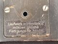 Tonschreiber B1 ( L ) Laufwerk , Ton.S. b1 ( L ) datiert 1944. Frontplatte Originallack, Gehäuse ( nicht zugehörig aber passend ) überlackiert. In Teilen verbasteltes Stück mit sehr guter Restaurationsbasis.
