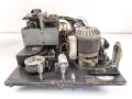 Tonschreiber B1 ( L ) Laufwerk , Ton.S. b1 ( L ) datiert 1944. Frontplatte Originallack, Gehäuse ( nicht zugehörig aber passend ) überlackiert. In Teilen verbasteltes Stück mit sehr guter Restaurationsbasis.
