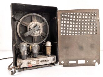 Volksempfänger VE301 von Blaupunkt. Diverse Schrauben unsachgemäß erneuert, der mittlere Drehknopf ohne Funktion. Ungereinigt, Funktion nicht geprüft