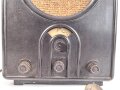 Volksempfänger VE301 von Blaupunkt. Diverse Schrauben unsachgemäß erneuert, der mittlere Drehknopf ohne Funktion. Ungereinigt, Funktion nicht geprüft