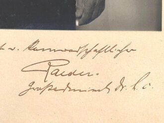 Großadmiral Erich Raeder, original gerahmtes Foto mit eigenhändiger Widmung und Unterschrift " Im Dankbarkeit und Kameradschaftlicher Erinnerung 2.I.1940. Maße des Rahmen 25,5, x 34,5cm