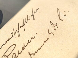 Großadmiral Erich Raeder, original gerahmtes Foto mit eigenhändiger Widmung und Unterschrift " Im Dankbarkeit und Kameradschaftlicher Erinnerung 2.I.1940. Maße des Rahmen 25,5, x 34,5cm