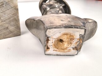 Tischbüste Spritzguß versilbert auf Mormorsockel. " Hochzeitsgeschenk vom UnteroffiziersKorps 11. Komp. I.R. 18". Gesamthöhe 23cm, leider defekt.