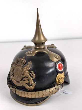 Polizei Bayern, Helm für Angehörige der Gendarmerie um 1920 unter Verwendung eines Korpus einer ehemals Militärhaube. Guter Gesamtzustand, die bayrische Kokarde fehlt.