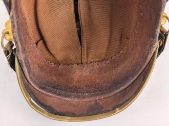 Polizei Bayern, Helm für Angehörige der Gendarmerie um 1920 unter Verwendung eines Korpus einer ehemals Militärhaube. Guter Gesamtzustand, die bayrische Kokarde fehlt.