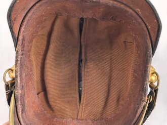 Polizei Bayern, Helm für Angehörige der Gendarmerie um 1920 unter Verwendung eines Korpus einer ehemals Militärhaube. Guter Gesamtzustand, die bayrische Kokarde fehlt.