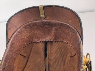 Polizei Bayern, Helm für Angehörige der Gendarmerie um 1920 unter Verwendung eines Korpus einer ehemals Militärhaube. Guter Gesamtzustand, die bayrische Kokarde fehlt.