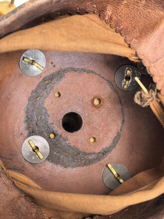 Polizei Bayern, Helm für Angehörige der Gendarmerie um 1920 unter Verwendung eines Korpus einer ehemals Militärhaube. Guter Gesamtzustand, die bayrische Kokarde fehlt.