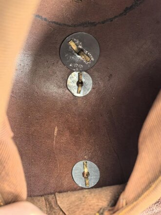 Polizei Bayern, Helm für Angehörige der Gendarmerie um 1920 unter Verwendung eines Korpus einer ehemals Militärhaube. Guter Gesamtzustand, die bayrische Kokarde fehlt.