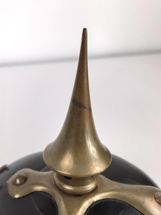 Polizei Bayern, Helm für Angehörige der Gendarmerie um 1920 unter Verwendung eines Korpus einer ehemals Militärhaube. Guter Gesamtzustand, die bayrische Kokarde fehlt.