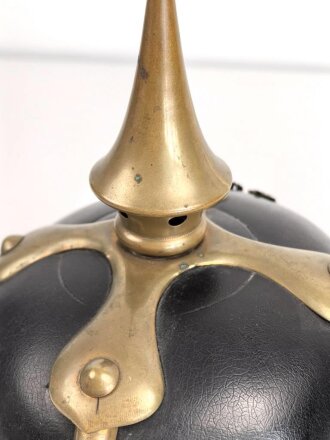 Polizei Bayern, Helm für Angehörige der Gendarmerie um 1920 unter Verwendung eines Korpus einer ehemals Militärhaube. Guter Gesamtzustand, die bayrische Kokarde fehlt.