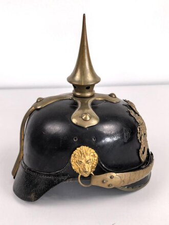 Polizei Bayern, Helm für Angehörige der Gendarmerie um 1920 unter Verwendung eines Korpus einer ehemals Militärhaube. Guter Gesamtzustand, die bayrische Kokarde fehlt.