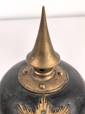 Sachsen, Pickelhaube für Mannschaften der Infanterie. Eigentumstück mit Offiziersmäßigem Innenfutter. Ungereinigtes Stück in gutem Gesamtzustand.