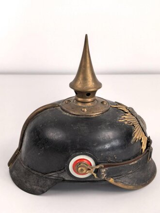 Sachsen, Pickelhaube für Mannschaften der Infanterie. Eigentumstück mit Offiziersmäßigem Innenfutter. Ungereinigtes Stück in gutem Gesamtzustand.