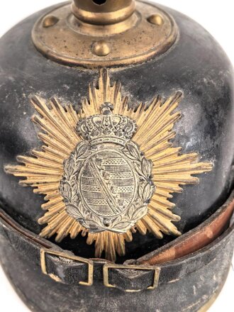 Sachsen, Pickelhaube für Mannschaften der Infanterie. Eigentumstück mit Offiziersmäßigem Innenfutter. Ungereinigtes Stück in gutem Gesamtzustand.