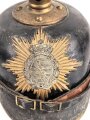 Sachsen, Pickelhaube für Mannschaften der Infanterie. Eigentumstück mit Offiziersmäßigem Innenfutter. Ungereinigtes Stück in gutem Gesamtzustand.