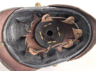 Bayern, Pickelhaube für Mannschaften in einem Landwehr Infanterie Regiment. Unvollständig, das Leder angetrocknet