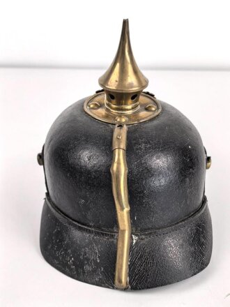 Bayern, Pickelhaube für Mannschaften in einem Landwehr Infanterie Regiment. Unvollständig, das Leder angetrocknet
