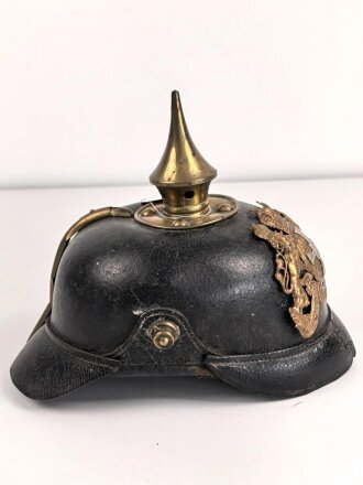 Bayern, Pickelhaube für Mannschaften in einem Landwehr Infanterie Regiment. Unvollständig, das Leder angetrocknet