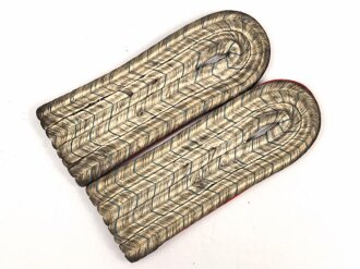Bayern, Paar Schulterstücke für einen Leutnant, Auflagen fehlen, Unterfutter rot, Länge 11,5cm