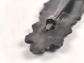 Nahkampfspange in Bronze, Zink, Hersteller JFS, Plättchen und Nadel magnetisch