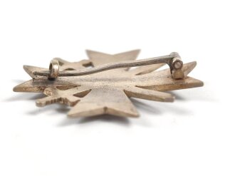Kriegsverdienstkreuz 1939, 1. Klasse mit Schwertern. Buntmetall, ohne Herstellermarkierung, aber höchstwahrscheinlich Julius Bauer Söhne, Zella-Mehlis