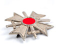 Kriegsverdienstkreuz 1939, 1. Klasse mit Schwertern. Buntmetall, ohne Herstellermarkierung, aber höchstwahrscheinlich Julius Bauer Söhne, Zella-Mehlis