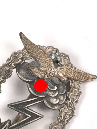 Erdkampfabzeichen der Luftwaffe, Zink versilbert, Herstellerbezeichnung "G.H.Osang Dresden" Nadelbock samt Nadel alt ersetzt.