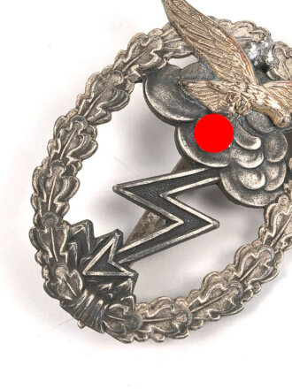 Erdkampfabzeichen der Luftwaffe, Zink versilbert, Herstellerbezeichnung "G.H.Osang Dresden" Nadelbock samt Nadel alt ersetzt.