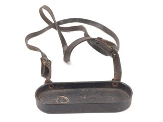 Regenschutzdeckel mit Trageriemen für ein Dienstglas der Wehrmacht.