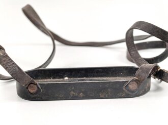 Regenschutzdeckel mit Trageriemen für ein Dienstglas der Wehrmacht.