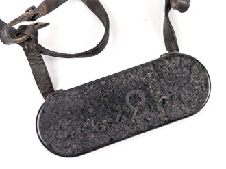Regenschutzdeckel mit Trageriemen für ein Dienstglas der Wehrmacht.