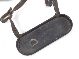Regenschutzdeckel mit Trageriemen für ein Dienstglas der Wehrmacht.