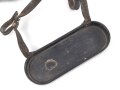 Regenschutzdeckel mit Trageriemen für ein Dienstglas der Wehrmacht.