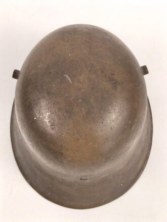 Österreich k.u.k. Stahlhelm in gutem Zustand, Originallack, die Polster vom Innenfutter fehlen.
