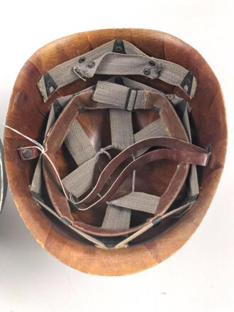 Österreich, Stahlhelm nach Muster M1. Hersteller U.SCH. 65 für "Ulbrichts Witwe, Schwanested" 1965. Originallack