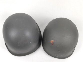 Österreich, Stahlhelm nach Muster M1. Hersteller U.SCH. 65 für "Ulbrichts Witwe, Schwanested" 1965. Originallack