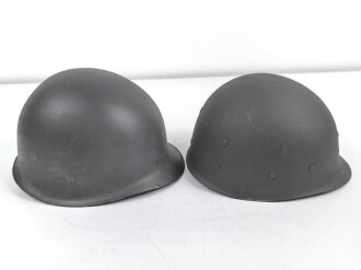 Österreich, Stahlhelm nach Muster M1. Hersteller U.SCH. 65 für "Ulbrichts Witwe, Schwanested" 1965. Originallack