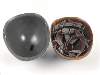 Österreich, Stahlhelm nach Muster M1. Hersteller U.SCH. 65 für "Ulbrichts Witwe, Schwanested" 1965. Originallack