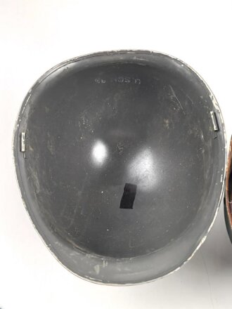 Österreich, Stahlhelm nach Muster M1. Hersteller U.SCH. 65 für "Ulbrichts Witwe, Schwanested" 1965. Originallack