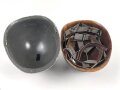 Österreich, Stahlhelm nach Muster M1. Hersteller U.SCH. 65 für "Ulbrichts Witwe, Schwanested" 1965. Originallack