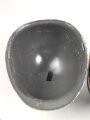 Österreich, Stahlhelm nach Muster M1. Hersteller U.SCH. 65 für "Ulbrichts Witwe, Schwanested" 1965. Originallack