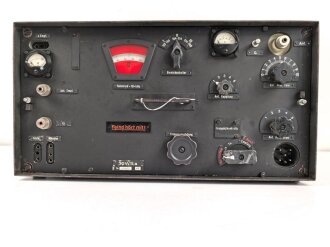 30 Watt Sender a datiert 1943 ( Panzerfunk ) Originallack, ein Umschalter in Auflösung begriffen, sonst guter Zustand. Funktion nicht geprüft