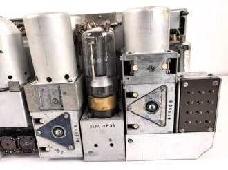 30 Watt Sender a datiert 1943 ( Panzerfunk ) Originallack, ein Umschalter in Auflösung begriffen, sonst guter Zustand. Funktion nicht geprüft