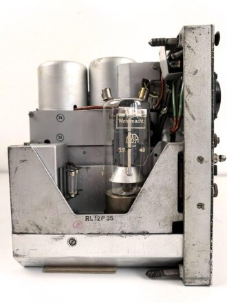 30 Watt Sender a datiert 1943 ( Panzerfunk ) Originallack, ein Umschalter in Auflösung begriffen, sonst guter Zustand. Funktion nicht geprüft