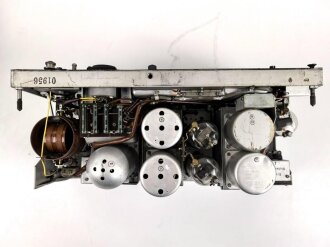 30 Watt Sender a datiert 1943 ( Panzerfunk ) Originallack, ein Umschalter in Auflösung begriffen, sonst guter Zustand. Funktion nicht geprüft