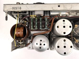 30 Watt Sender a datiert 1943 ( Panzerfunk ) Originallack, ein Umschalter in Auflösung begriffen, sonst guter Zustand. Funktion nicht geprüft