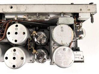 30 Watt Sender a datiert 1943 ( Panzerfunk ) Originallack, ein Umschalter in Auflösung begriffen, sonst guter Zustand. Funktion nicht geprüft